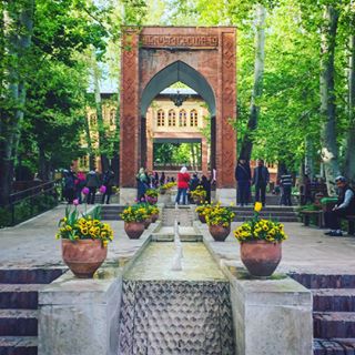  Who says Tehran is all about museums and all the gardens are for Shiraz?? Today on the blog I'm revealing 10 historic gardens in Tehran to escape the city when it tightens its grip around your neck! Go check them out.  (link in profile) #travestyle 